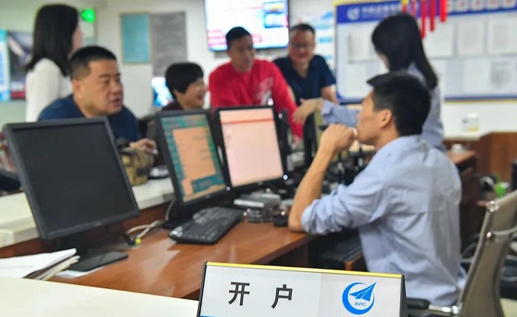 A股急跌冲击新股民：牛市生存指南来袭，如何应对过山车式调整？