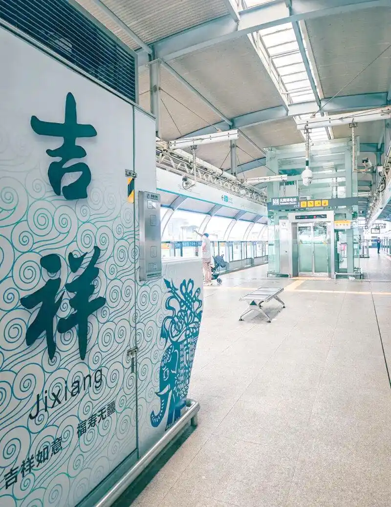 深圳节日氛围与地铁风采_股市放假安排2025最新通知_2025年股市休市安排