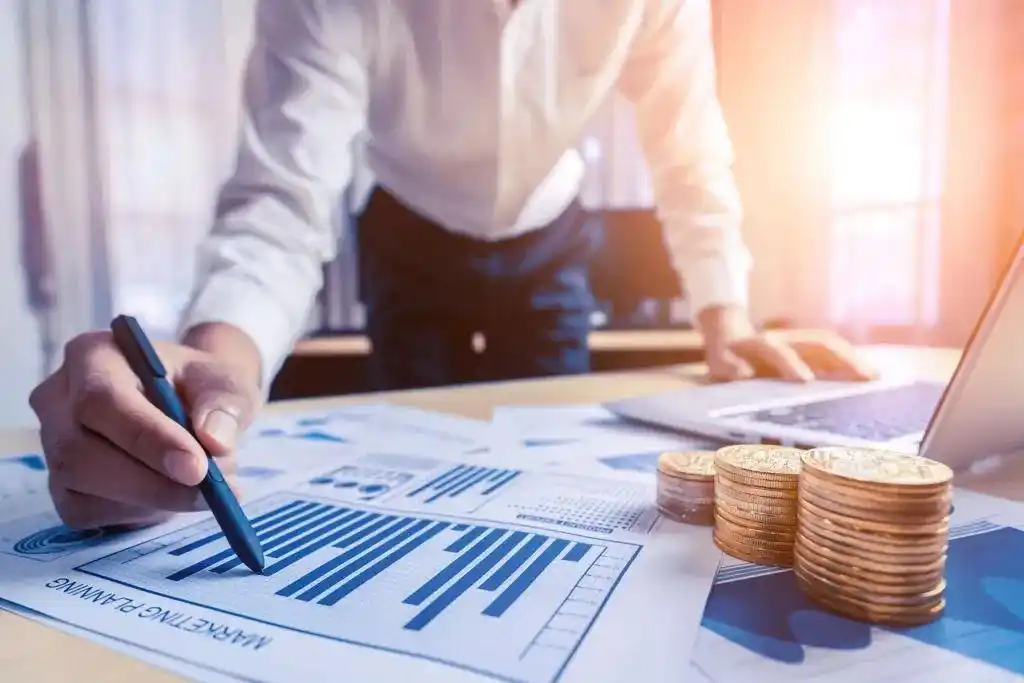 小年到投资者忙选，各年龄层对持股过节和投资计划咋看？