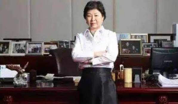张茵 传奇人生_张茵 爱上一个_从贫苦到首富的废纸女王